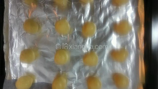 就电子秤称，分成15克左右的面剂，搓成圆。