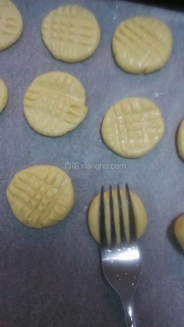 有饭叉压成十字形花纹。