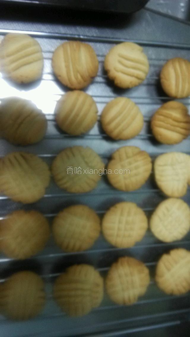 将烤盘放入预热好的烤盘，中层170度20分钟。