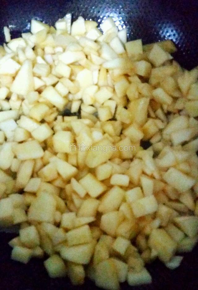 在翻炒过程中加入大勺的糖，甜度自己把握，我是放了50g，甜度正好；
挤适量柠檬汁；
加一点水；
看苹果变色后，加一大勺淀粉翻炒至粘稠；