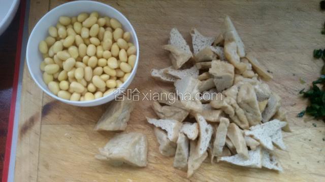 黄豆提前泡发煮熟，豆腐泡切开备用