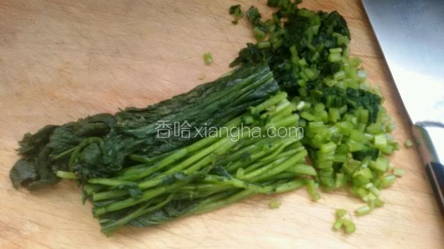 雪里蕻用凉水提前泡出咸味，洗净切碎备用