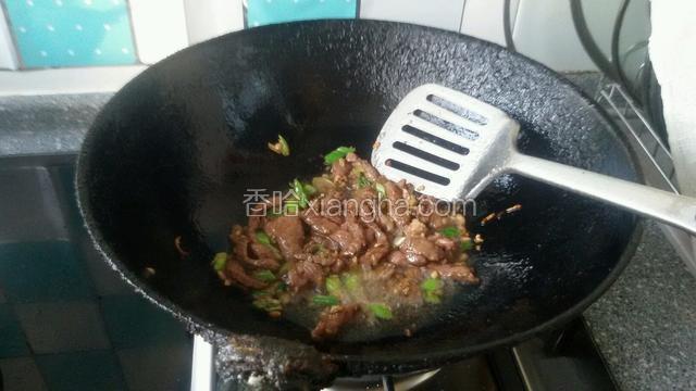 热锅凉油放入葱，姜末煸香，放入牛肉丝煸炒段生