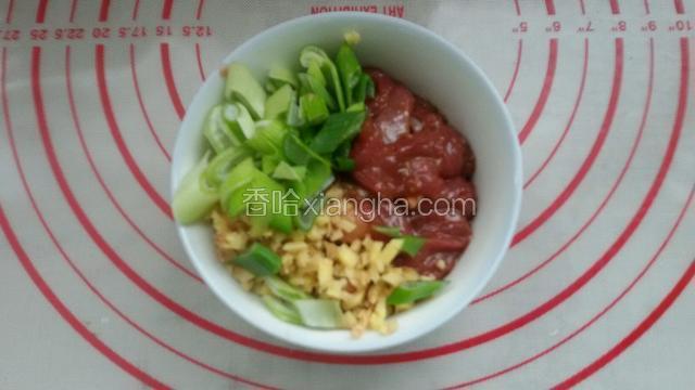 牛肉切丝放少许酱油，香油淀粉抓均备用，在把葱姜切碎
