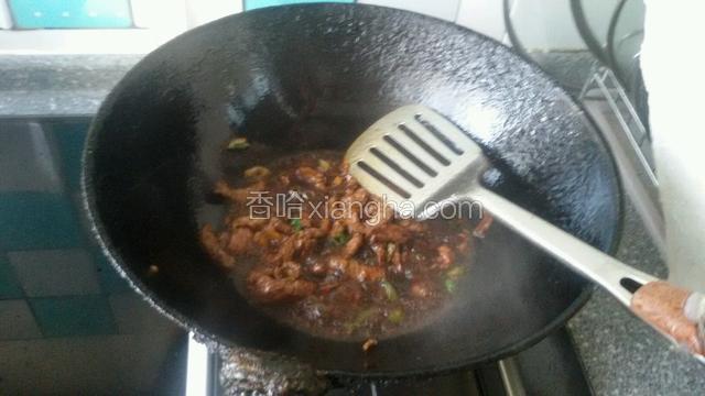 然后放少许酱油