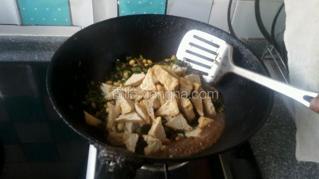 然后下入豆腐泡
