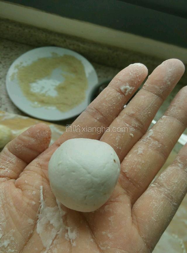 面团分成若干个小剂子，用手揉成小团