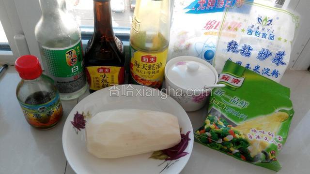 准备食材，莲藕去皮切片。