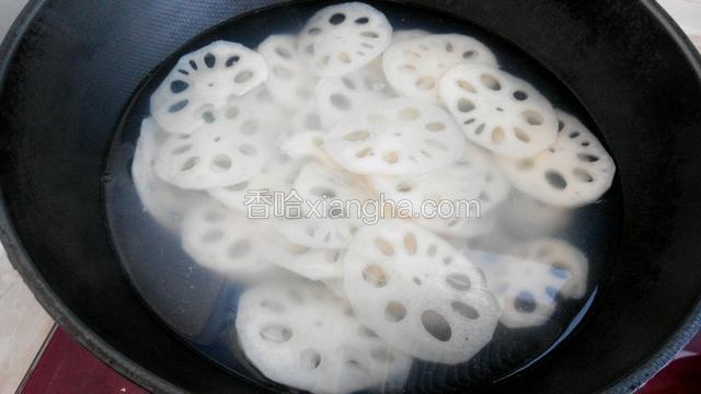 锅中烧开水，倒入莲藕，等煮开后立刻捞出莲藕。