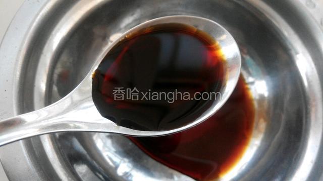 取个小碗，倒入两勺生抽，一勺醋，一勺蚝油，一勺糖，一茶匙盐，一茶匙鸡精，适量淀粉搅拌均匀。