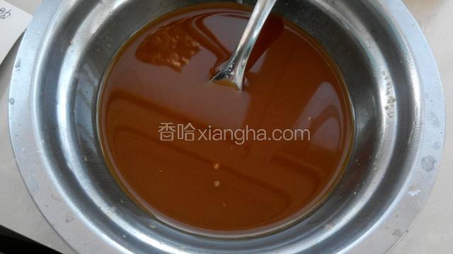 再倒入50毫升清水搅拌均匀。