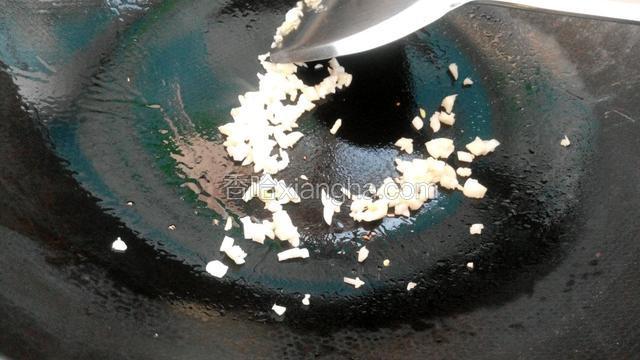 就着刚才锅中的底油，开小火把蒜放进去爆香。