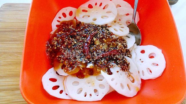 再把榨好的辣椒油倒进去。
