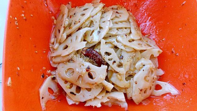 再放入一勺香油，用手抓拌均匀。