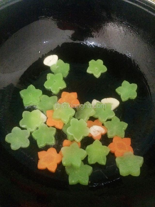 锅中倒油，下蒜爆香，后放莴笋和胡萝卜翻炒一下。