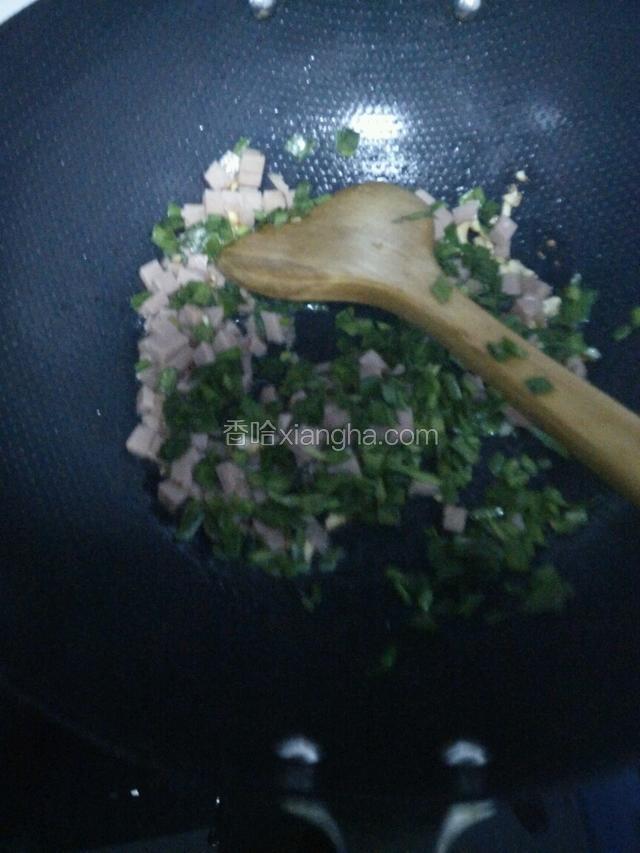 倒入切好的韭菜和午餐肉炒2分钟