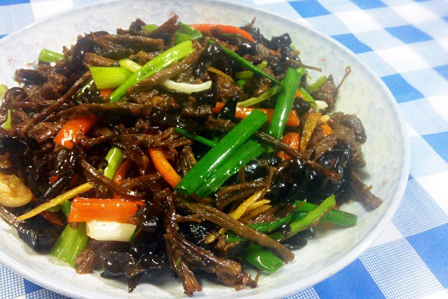 手撕牛肉炒木耳
