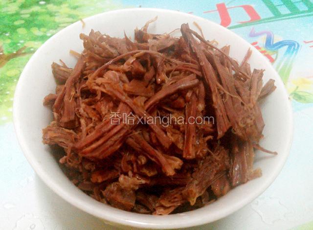 把牛肉撕成丝.