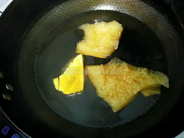 约半小时后，柚子皮和水的颜色就会由白色变为淡黄色。继续煮。