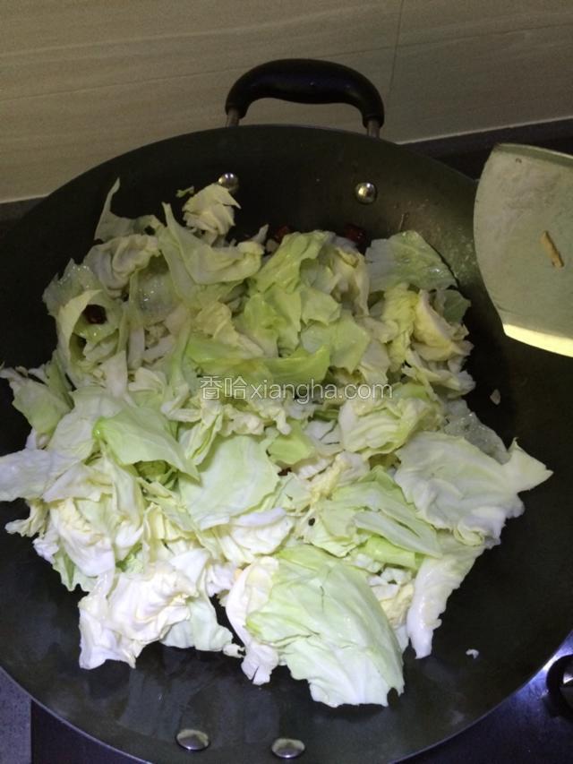 然后倒入包菜下锅翻炒。