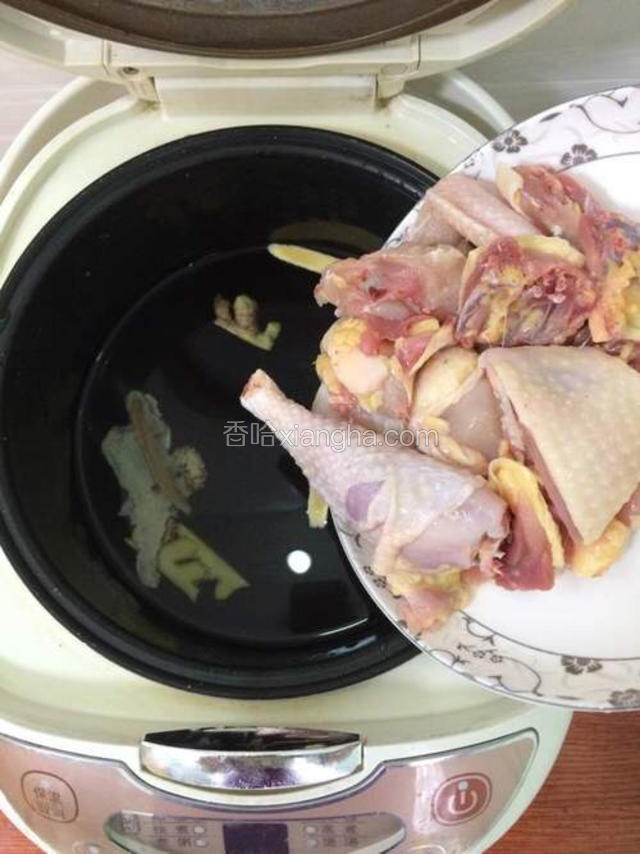 再倒入剁好的鸡块。