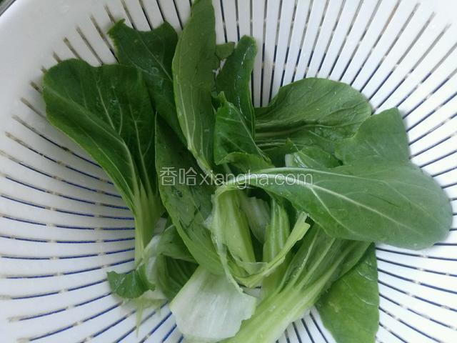 把搅打好的鱼肉泥放冰箱冷藏片刻，这个时间洗干净青菜
