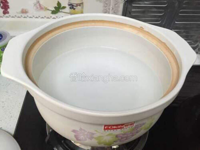 砂锅注入清水