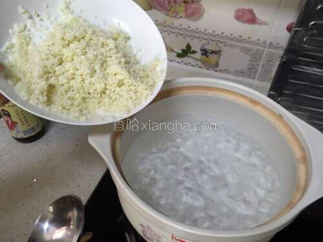 水开后加入米，煮开后转小火煮约二十分钟。