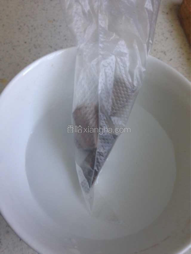 烤箱提前预热200度，把烧果子放入烤箱，15分钟就烤熟了！巧克力放入裱花袋，放入热水中进行融化！