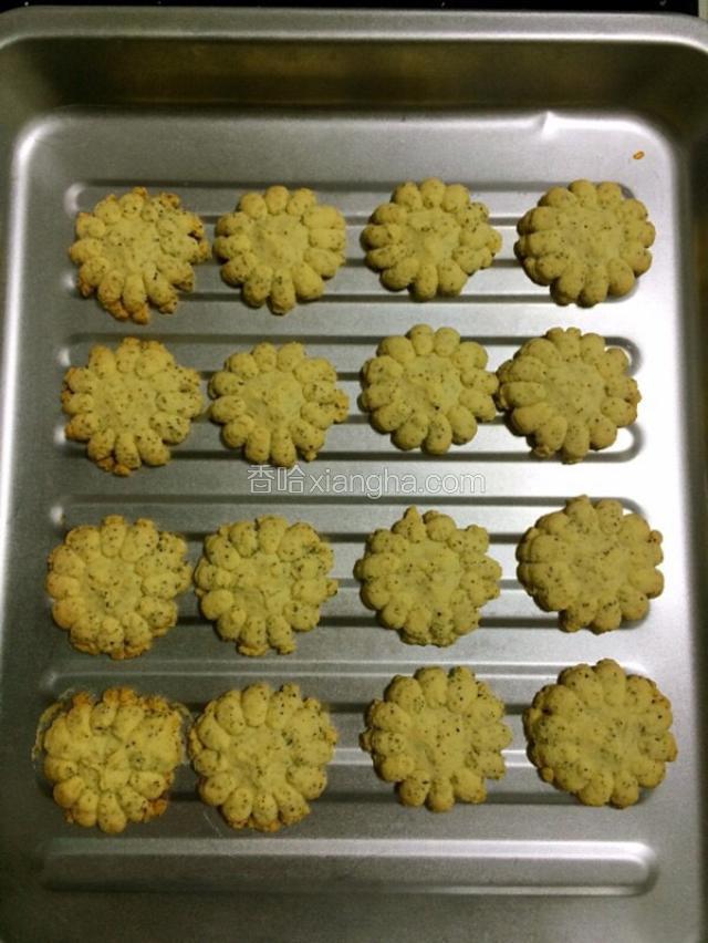 时间到，一盘散发着红茶味道的酥脆的饼干出炉了。
