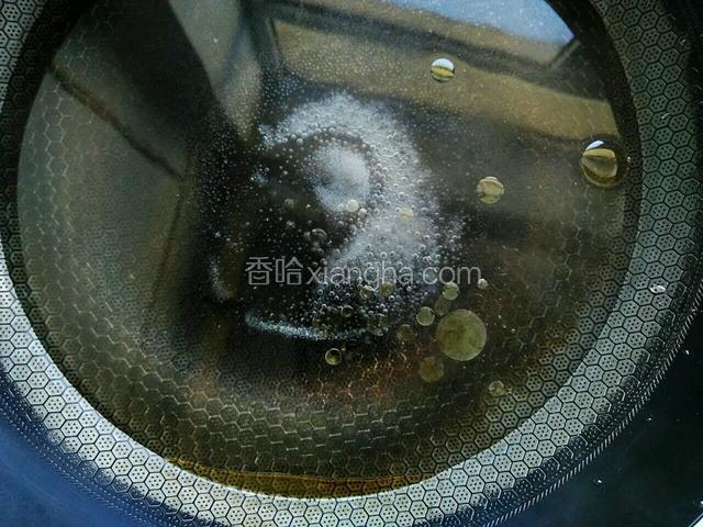 起锅加清水，锅中加入适量的橄榄油和盐。