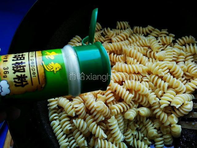 翻炒一分钟左右，加适量的胡椒粉和食盐，继续翻炒均匀。