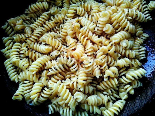 翻炒均匀，使意粉和黑芝麻充分融合。这样意粉不但口感好，也更香。