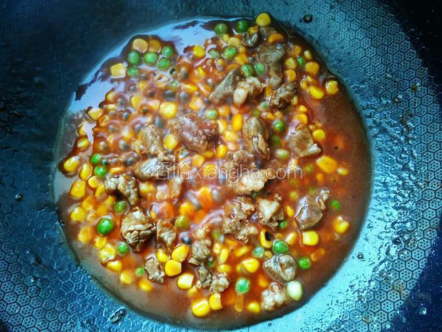 翻炒均匀。加适量食盐、味精、胡椒粉调味。煮一会。煮至锅中汤汁挂糊即可。