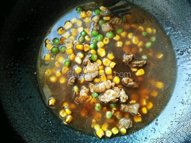 翻炒均匀。加适量食盐、味精、胡椒粉调味。煮一会。煮至锅中汤汁挂糊即可。