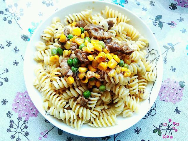 一份意粉浇上黑椒汁。可以混合搅拌均匀食用。