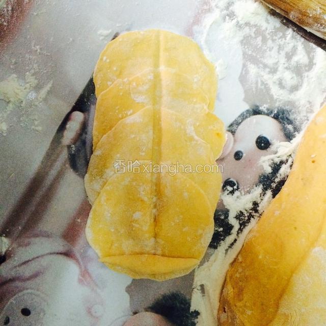 把一小块揉成橄榄型，然后放在最下边向上卷起。