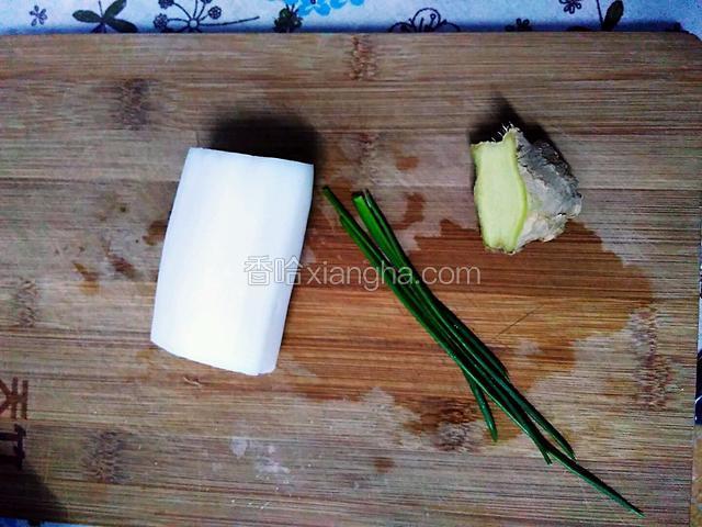 准备莲藕一节，生姜和小葱适量。炖汤用红花藕味道比较好。因为没有买到红花藕所以就用白花藕啦。