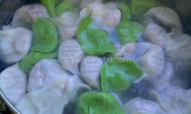 锅烧水下饺子，两开就熟了