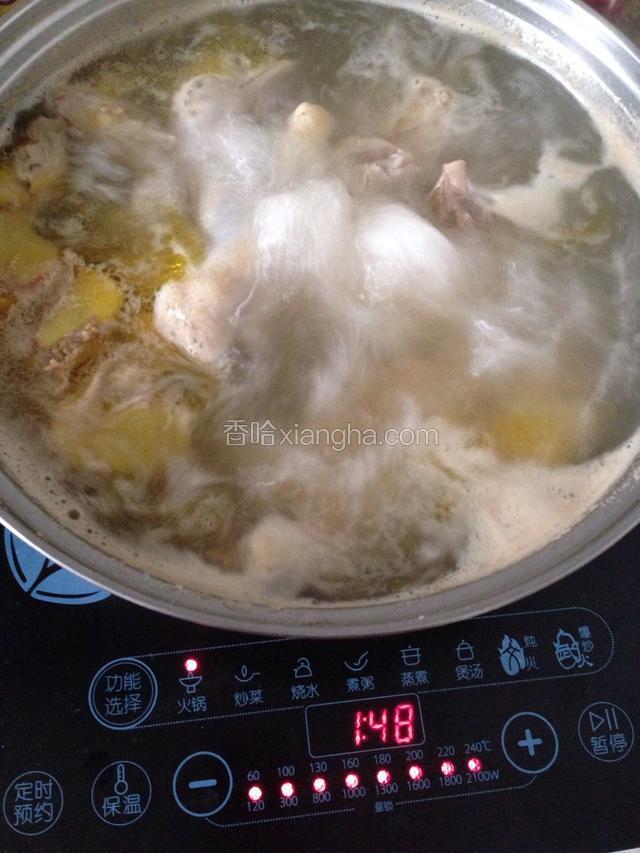 大火煮十分钟后转小火炖一个半小时到两小时！
(具体炖的时间根据鸡的大小来确定) 