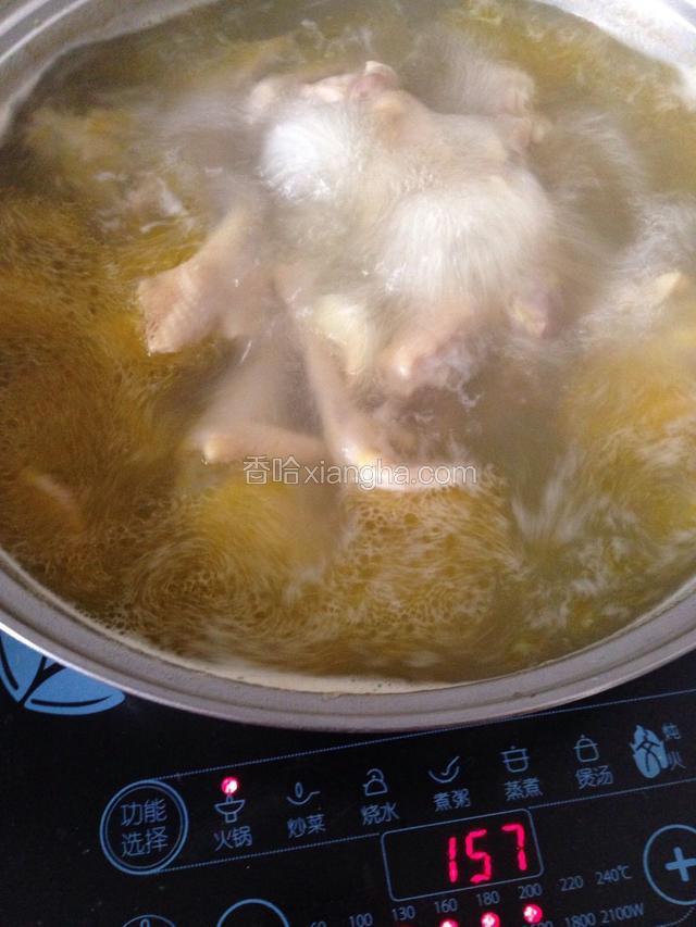 这次我炖鸡汤的时间比较长，大概花了三四个小时，真的是老母鸡，不容易炖烂。
(一般炖鸡汤不需要这么长时间)