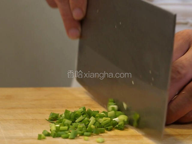 葱姜蒜切沫，香葱切段。