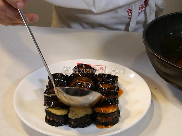 然后淋在茄圈上面，撒入香葱沫即可。