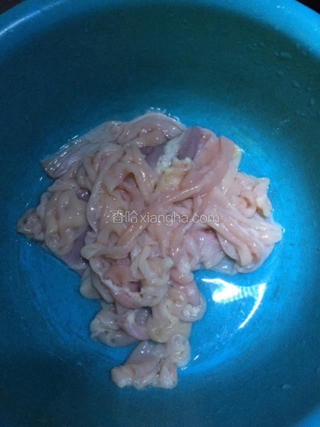 鸭肠用料酒盐抓洗两三遍，用清水冲洗干净。