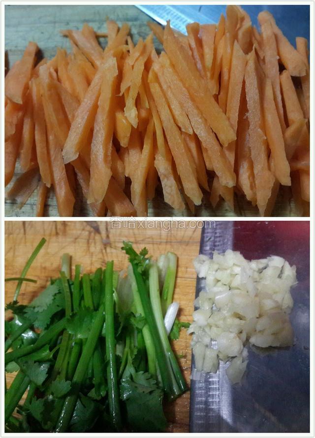 红萝卜切条状，芜茜葱切段，蒜头剁碎