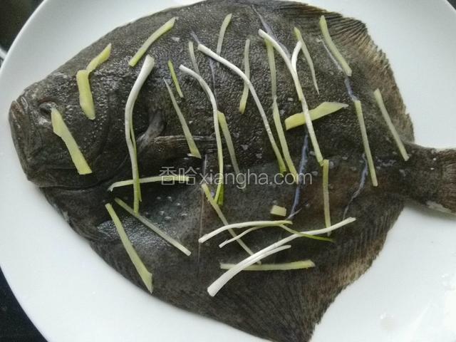 之前腌鱼的调料不要，鱼放盘里面上撒上葱，姜丝，黄酒。