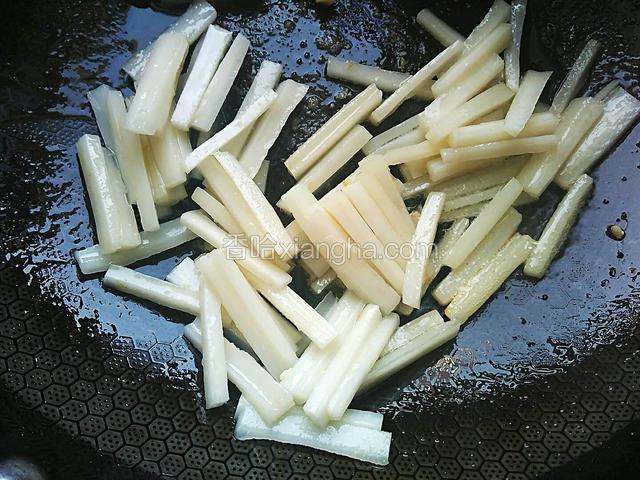 炒至藕片变色略微发黄。
