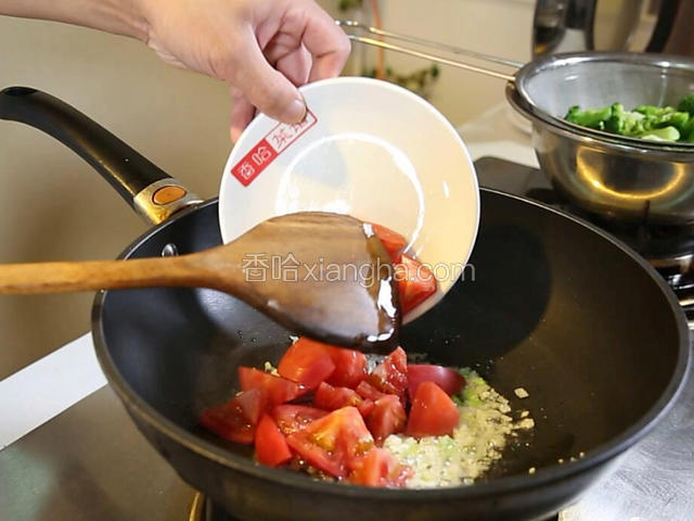 放入西红柿块，炒软炒烂。