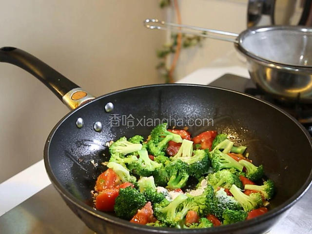 加入西兰花块，放盐、鸡粉、白糖、料酒，大火翻炒均匀，用水淀粉勾欠翻炒，出锅装盘。