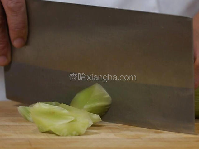 青笋去皮洗净，切成滚刀块。